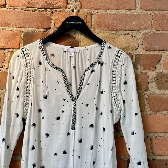 D2R White & Black Heart-Shaped Pattern Top with Lace Detailing.  Size: Small - Picture 4 of 10